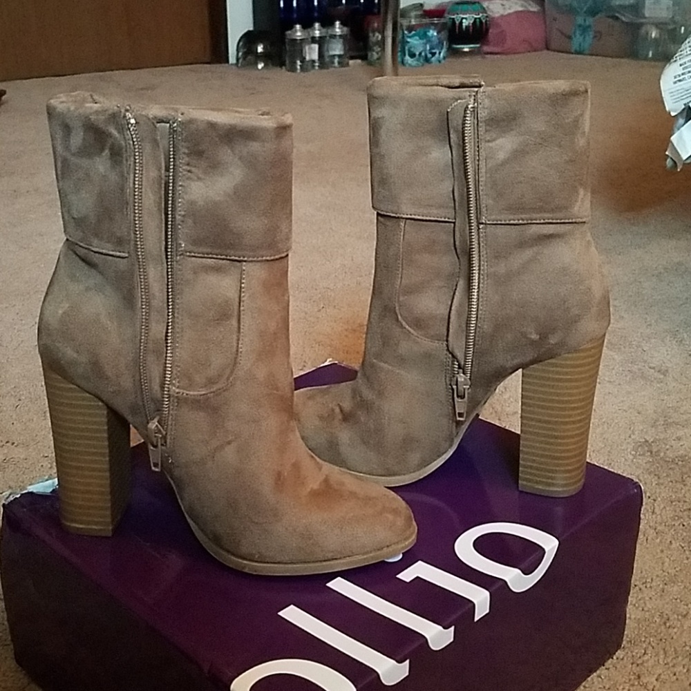 Boots - Picture 3 of 3